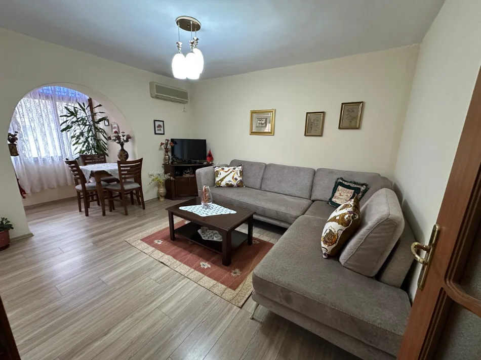 Tirane, jepet me qera apartament 1+1+Ballkon Kati 3, 60 m² 550 € (Rruga e Elbasanit/Ambasada Amerikane)