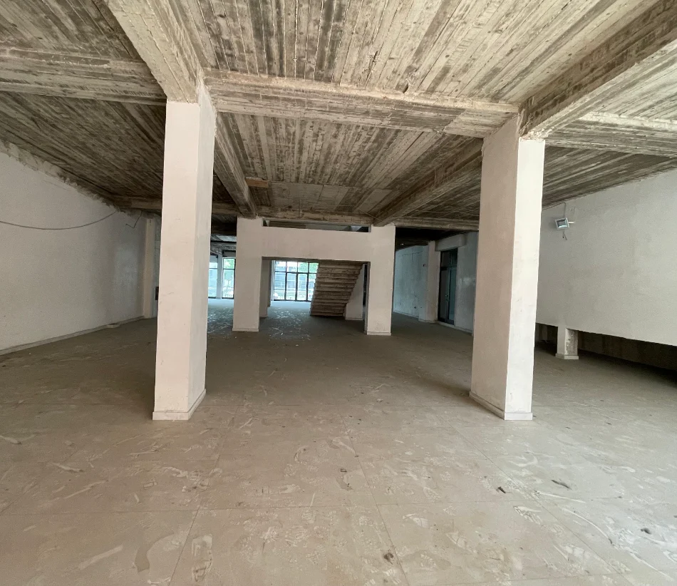 Tirane, jepet me qera ambjent biznesi , 1.380 m² 10.000 € 