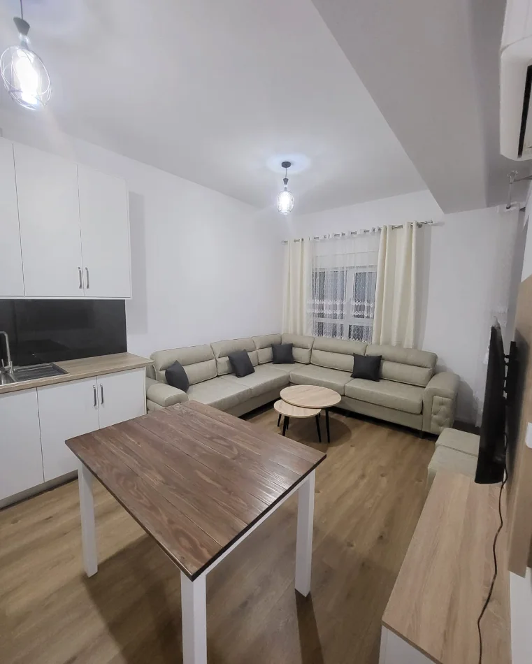 Tirane, jepet me qera apartament 1+1 , 65 m² 400 € (Ali Demi)