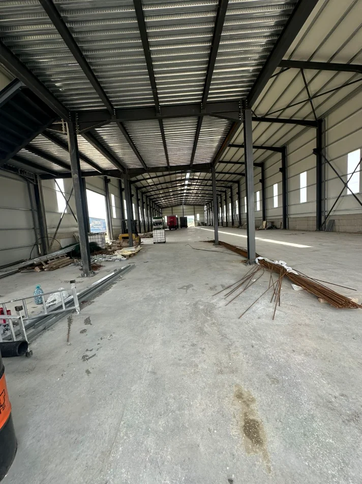 Durres, jepet me qera magazine , 7.500 m² 8.000 € (Porto Romano)