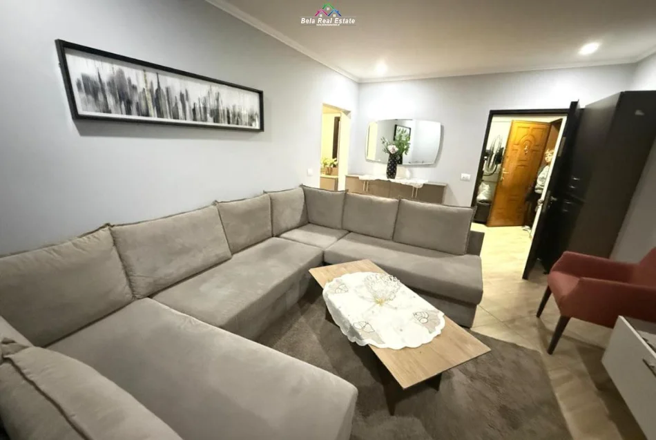 Tirane, jepet me qera apartament 1+1 Kati 1, 70 m² 530 € (Rruga Ferit Stermasi)