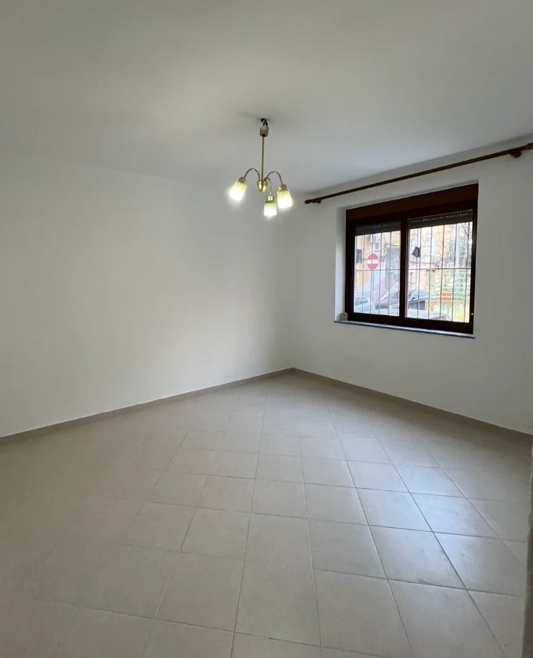 Tirane, jepet me qera zyre , 80 m² 720 € 