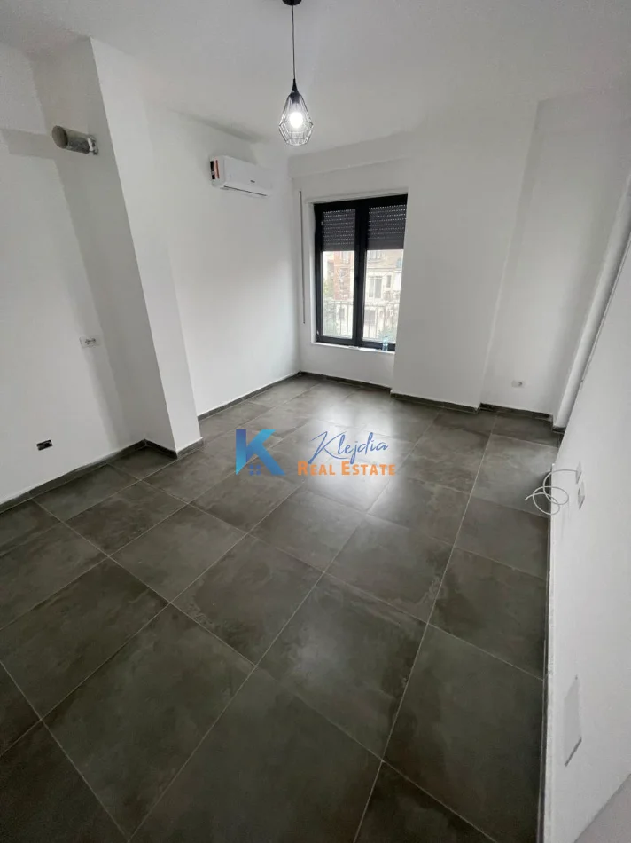 Tirane, jap me qera zyre Kati 2, 60 m² 470 € (afer Mullirit te Vjeter)