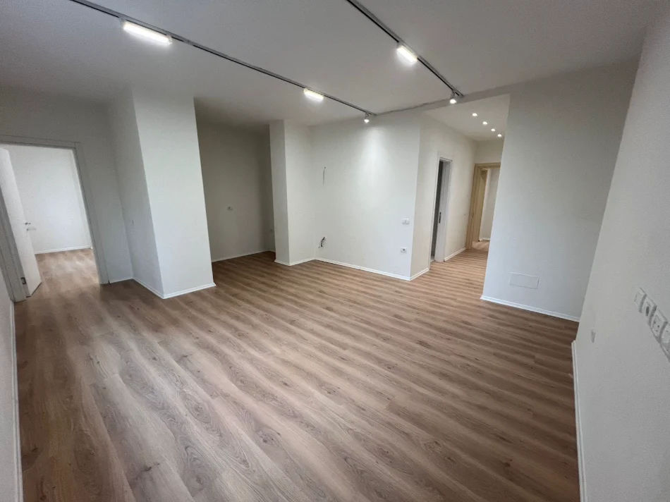 Tirane, jepet me qera zyre Kati 2, 135 m² 1.350 € (prane big market)