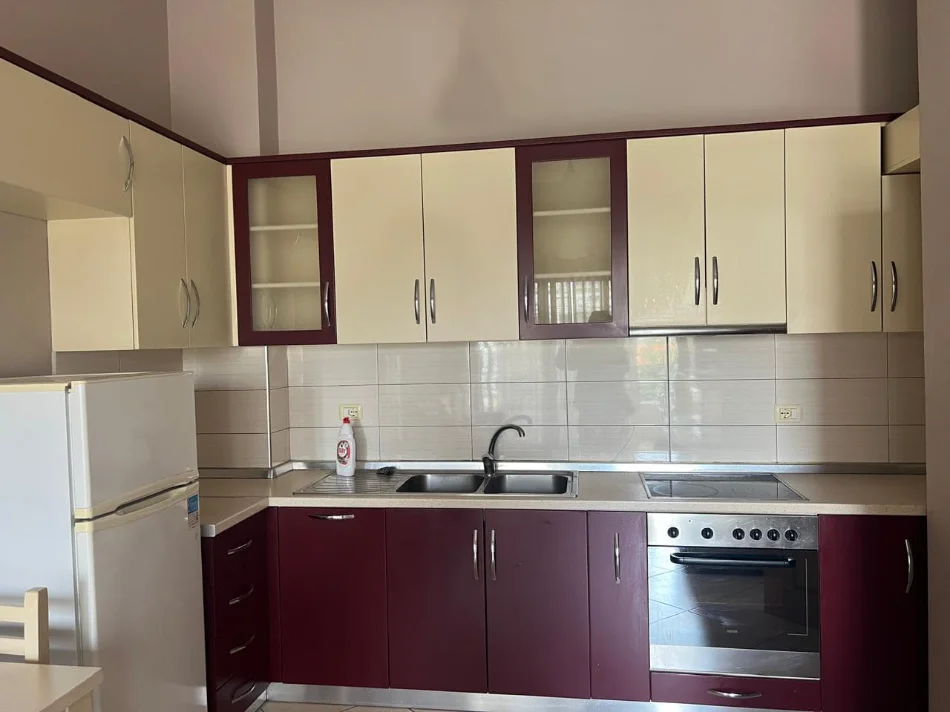 Tirane, jepet me qera apartament 1+1 Kati 2, 65 m² 420 € (Rruga loni Ligori)