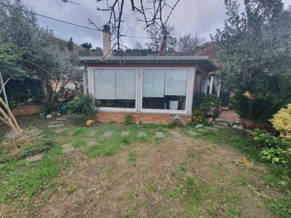 Durres, jepet me qera Vile 1 Katshe Kati 1, 100 m² 860 € (amfiteatri)