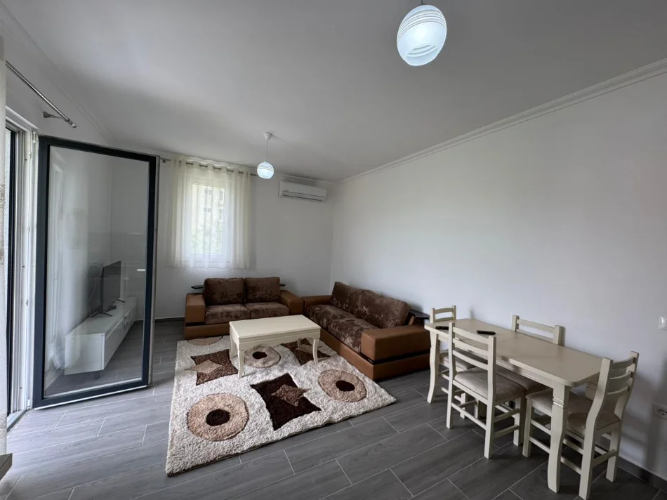 Tirane, jepet me qera apartament 2+1+Ballkon Kati 2, 120 m² 500 € (Kombinat)