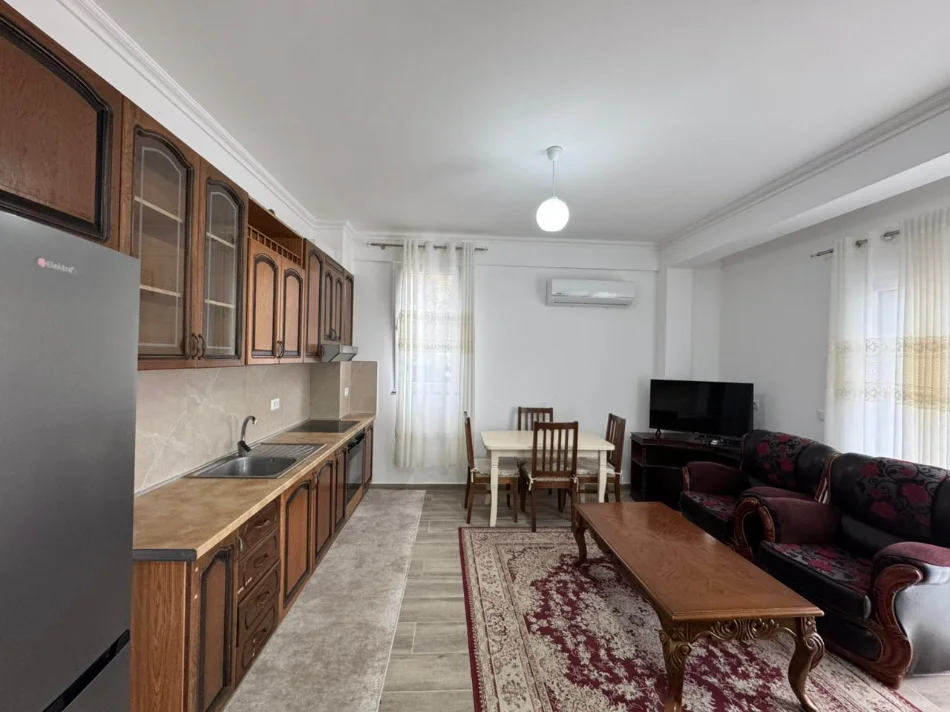 Tirane, jepet me qera apartament 2+1+Ballkon Kati 1, 124 m² 500 € (Kombinat)