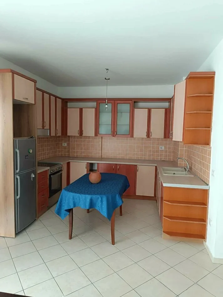 Tirane, jepet me qera apartament 2+1+Ballkon , 85 m² 448 € (Don Bosko)