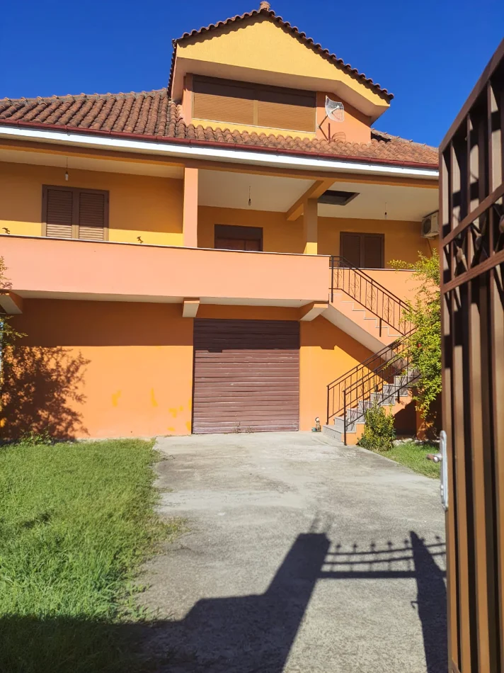 Tirane, jepet me qera Vile 2 Katshe , 120 m² 500 € (Zona e Institutit)