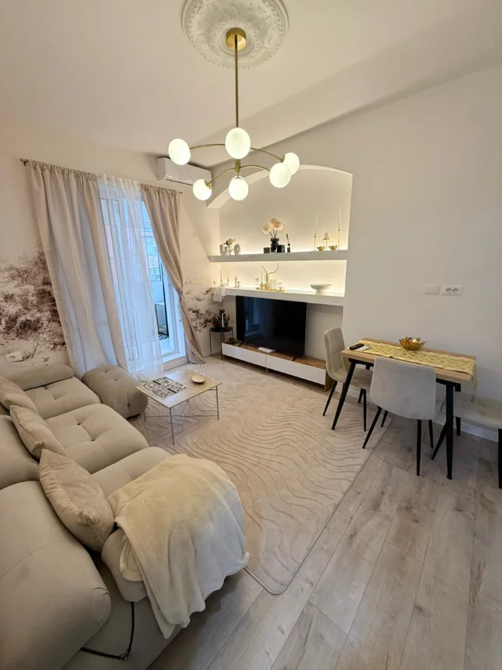 Tirane, shes apartament 2+1+Ballkon Kati 3, 70 m² 250.000 € (Pallatet Agimi Ish-Blloku)