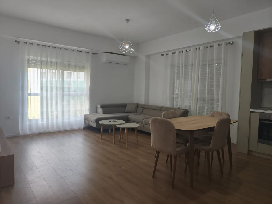 Tirane, jepet me qera apartament 2+1+Ballkon Kati 4, 98 m² 500 € (Ali Demi/Rezidenca Kaimi)