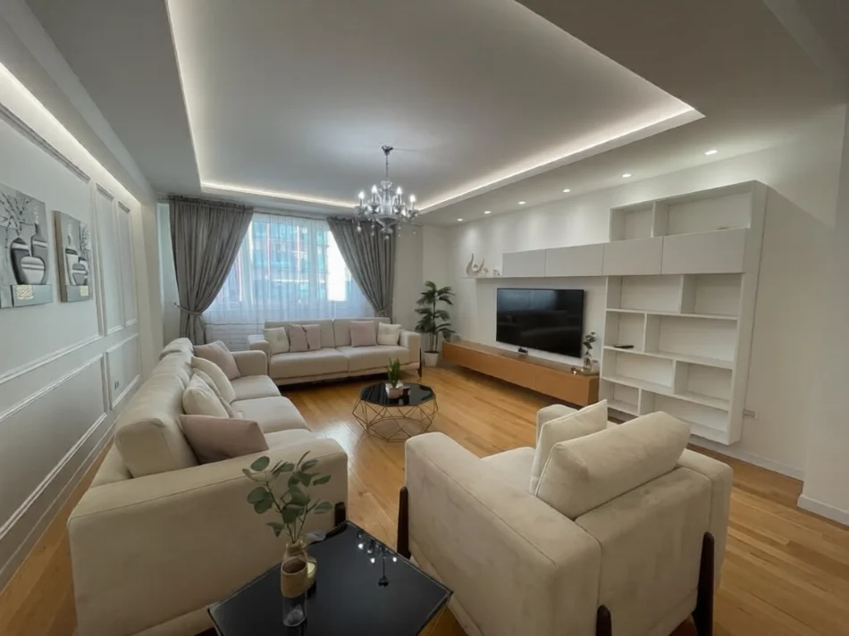 Tirane, jepet me qera apartament 3+1 , 180 m² 2.500 € (Ambasador 2, pranë Liqenit Artificial)