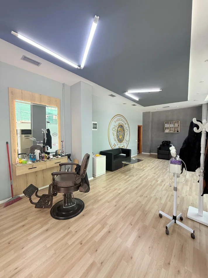 Tirane, jepet me qera dyqan , 47 m² 1.100 € (komuna e parisit)