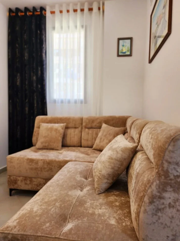 Tirane, jepet me qera apartament 1+1+Ballkon Kati 3, 50 m² 400 € (pranë Fakultetit të Mjekësisë)