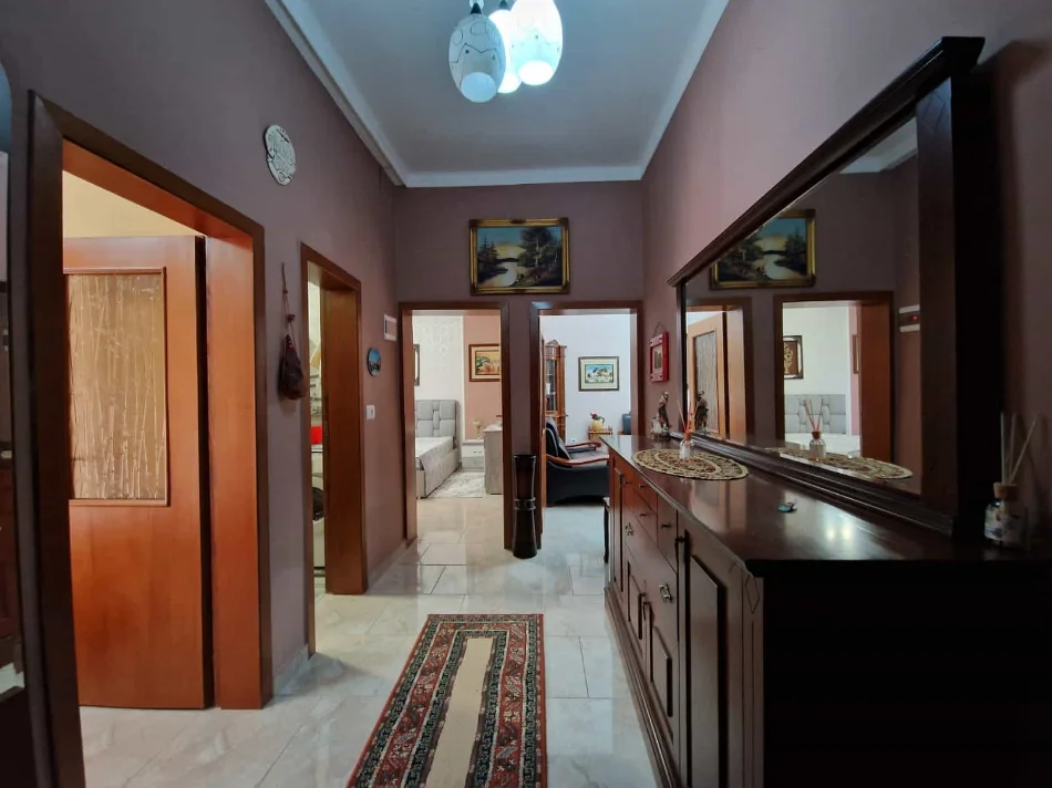 Tirane, jepet me qera apartament 2+1 Kati 2, 65 m² 680 € (Bulevardi Bajram Curri)