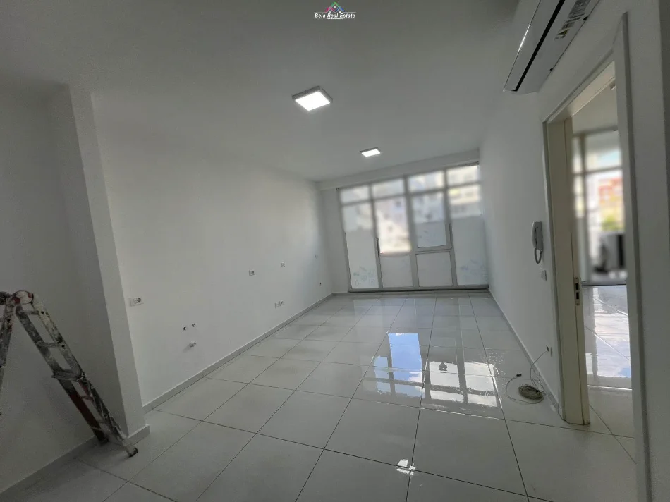 Tirane, jap me qera zyre Kati 2, 105 m² 1.050 € (Komuna e Parisit, Kompleksi Kika)