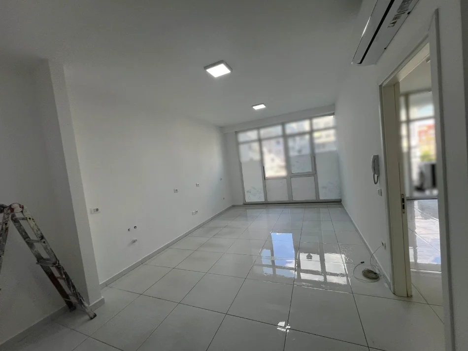 Tirane, jepet me qera zyre Kati 2, 105 m² 1.050 € (kompleksi kika 2)