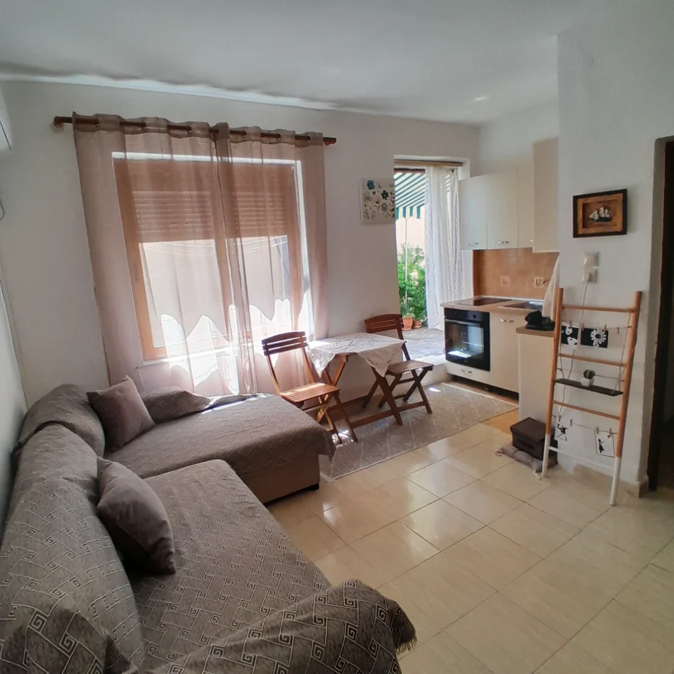 Jepet me qera nga pronari pa komision agjensie Apt 1+1+Aneks+Ballkon Kati 2, 42,000 ALL