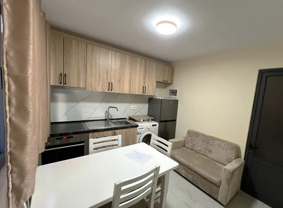 Tirane, jepet me qera apartament 1+1+Ballkon Kati 1, 350 € (Shkolla e Bashkuar (pranë Uni të Mjekësisë))
