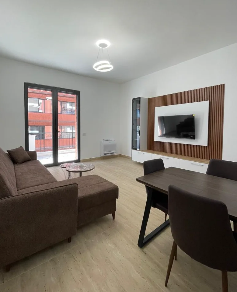 Tirane, jepet me qera apartament 1+1 , 70 m² 900 € 