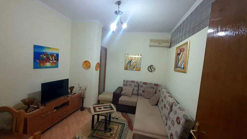 Tirane, jepet me qera apartament 1+1 Kati 8, 40 m² 370 € (5 Maji)