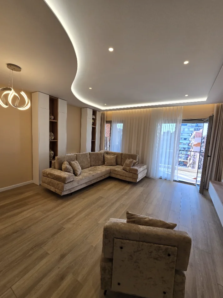 Tirane, jepet me qera apartament 2+1 , 120 m² 1.300 € (Kompleksi Delijorgji)