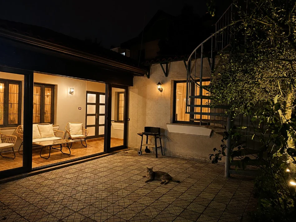 Tirane, jepet me qera 2+1+Ballkon , 159 m² 550 € (Rruga Naum Veqilharxhi, pranë Venue Bar)