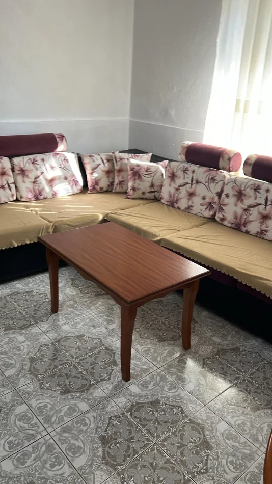 Tirane, jepet me qera apartament 1+1 Kati 1, 100 m² 300 € (Ish Parku i Autobuzave)