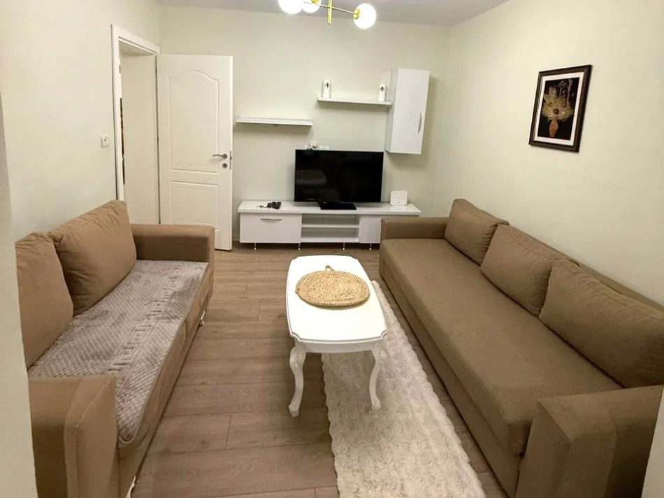 Tirane, jepet me qera apartament 3+1+Ballkon Kati 1, 120 m² 550 € (Rruga Xhanfize Keko)