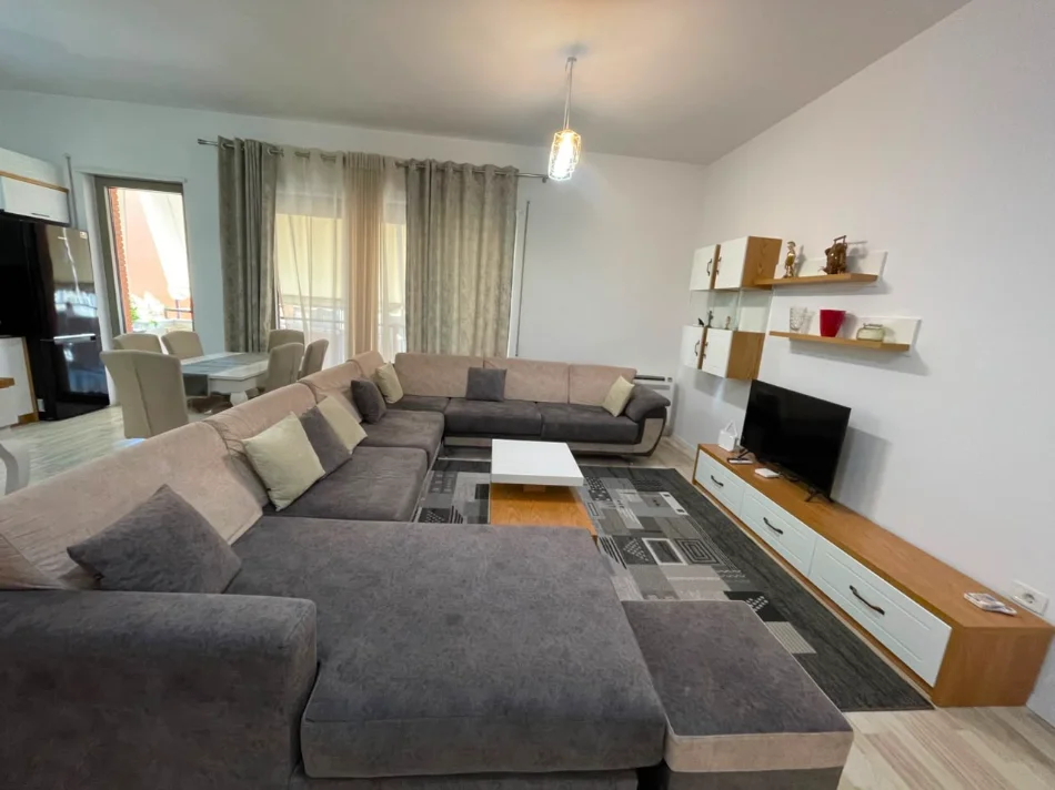Tirane, jepet me qera apartament 2+1 , 120 m² 1.200 € (Kompleksi Delijorgji)