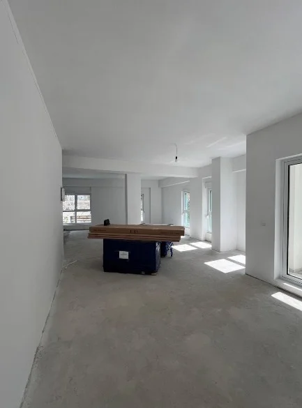 Tirane, jepet me qera dyqan , 220 m² 3.000 € (Ali Demi)