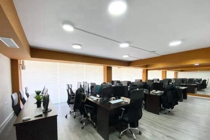 Tirane, jepet me qera zyre , 200 m² 3.500 € (Bllok)