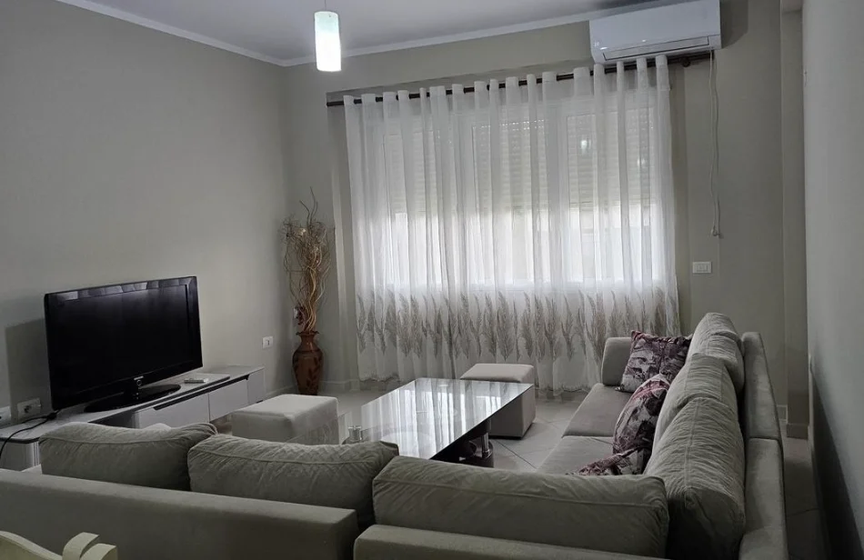 Tirane, jepet me qera apartament 2+1 , 90 m² 650 € 
