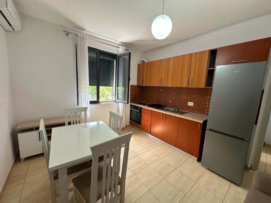 Tirane, jepet me qera apartament 2+1 Kati 3, 70 m² 550 € (Harry Fultz/Rr.Asim Vokshi)