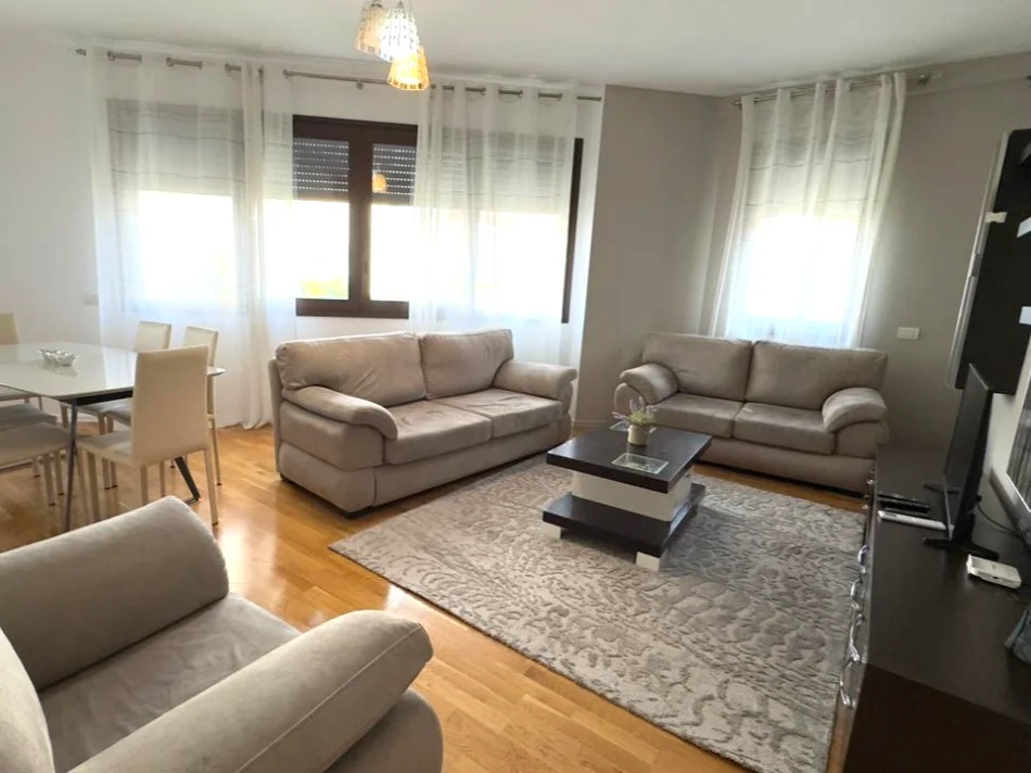 Tirane, jepet me qera apartament 2+1+Ballkon Kati 2, 100 m² 1.600 € (Rruga Barrikadave)