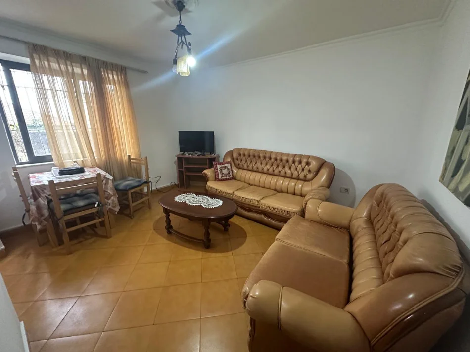 Tirane, shitet apartament 1+1+Ballkon Kati 1, 55 m² 85.000 € (Shkolla e Bashkuar)
