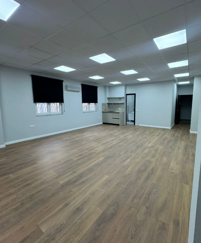 Tirane, jepet me qera zyre , 68 m² 750 € 