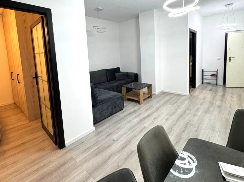 Tirane, jepet me qera apartament 1+1 Kati 2, 100 m² 650 € 