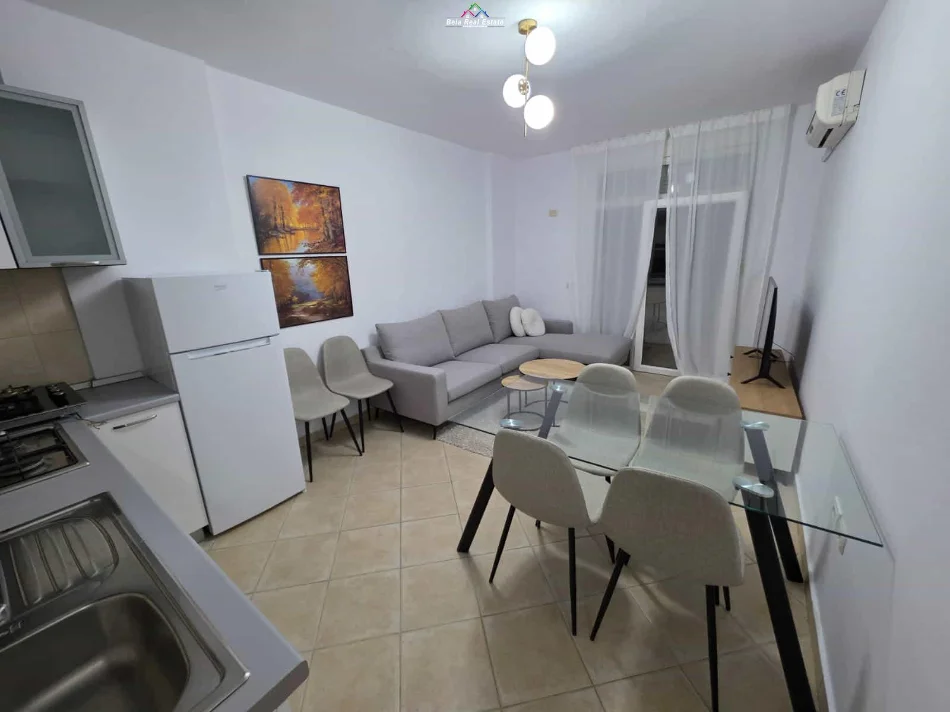 Tirane, jepet me qera apartament 1+1 Kati 4, 65 m² 650 € (Ish Ekspozita, prane Grepi i Arte)