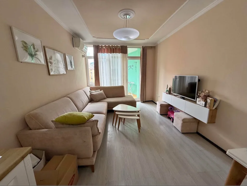 Tirane, jepet me qera apartament 2+1 , 85 m² 750 € (Komuna e Parisit)
