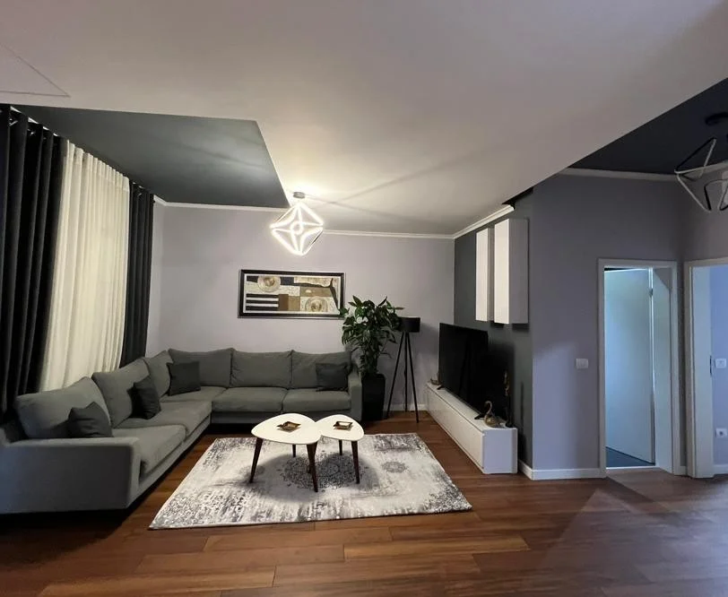 Tirane, jepet me qera apartament 2+1 , 90 m² 650 € 