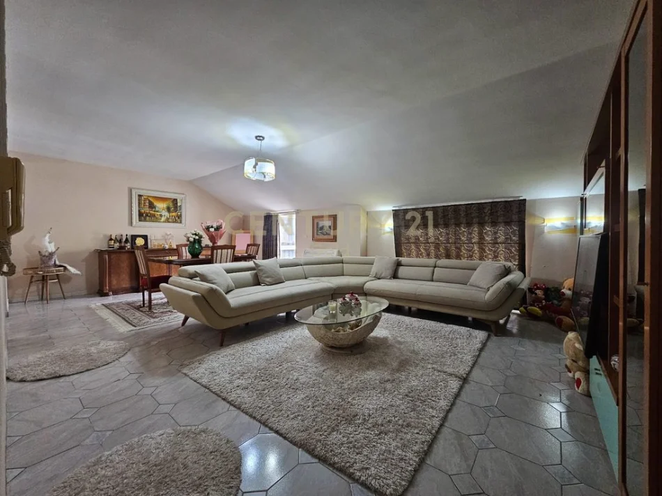 Tirane, shes apartament 2+1 Kati 4, 148 m² 285.000 € (Shkolla Deshmoret e Lirise)