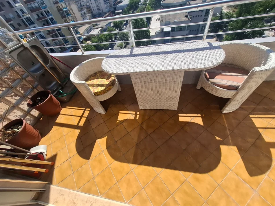 Vlore - Lungomare, jepet me qera apartament 1+1+Ballkon Kati 10, 75 m² 450 € (Rruga Kosova, Skele, Vlore)