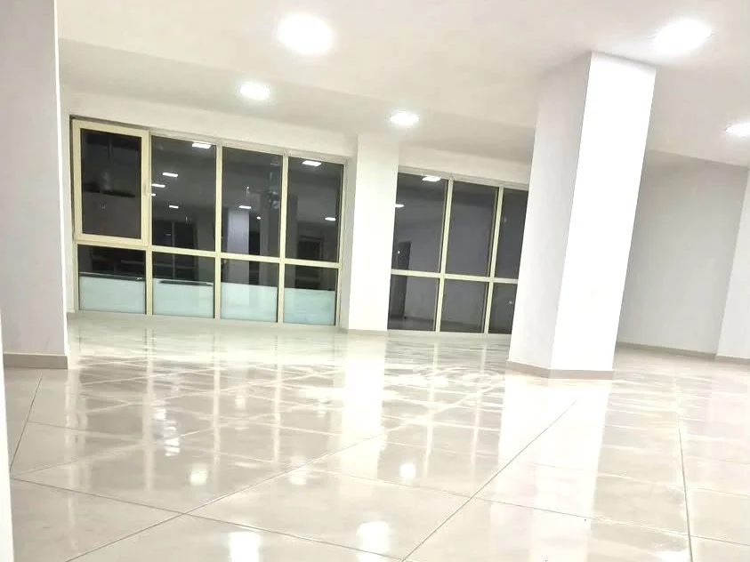 Tirane, jepet me qera ambjent biznesi , 260 m² 2.200 € 