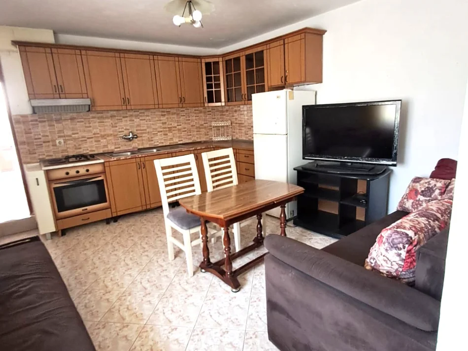 Tirane, jepet me qera shtepi 2+1 Kati 1, 70 m² 300 € 