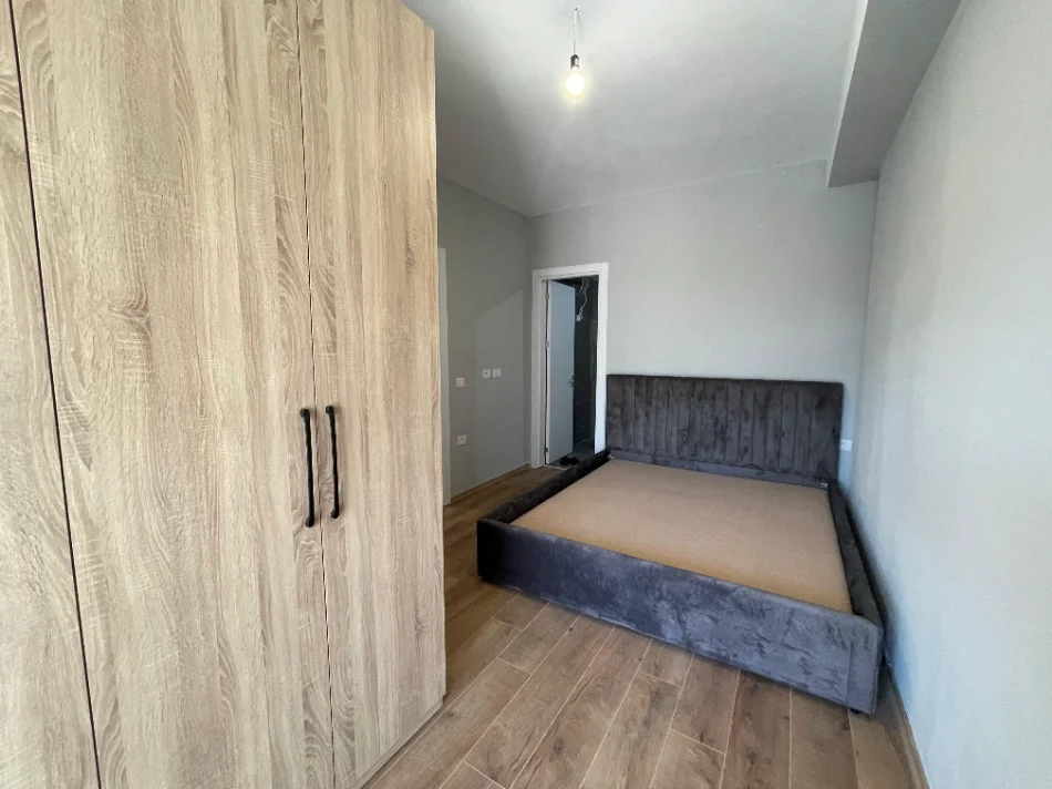 Tirane, jepet me qera apartament 2+1+Ballkon Kati 3, 102 m² 550 € (Shkolla Bashkuar)