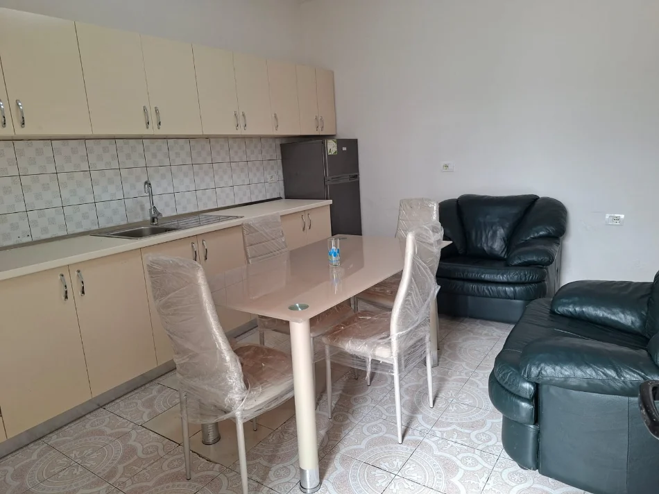 Tirane, jepet me qera apartament 1+1+Ballkon , 400 m² 400 € (Farmacia 10, Rruga e Dibrës)