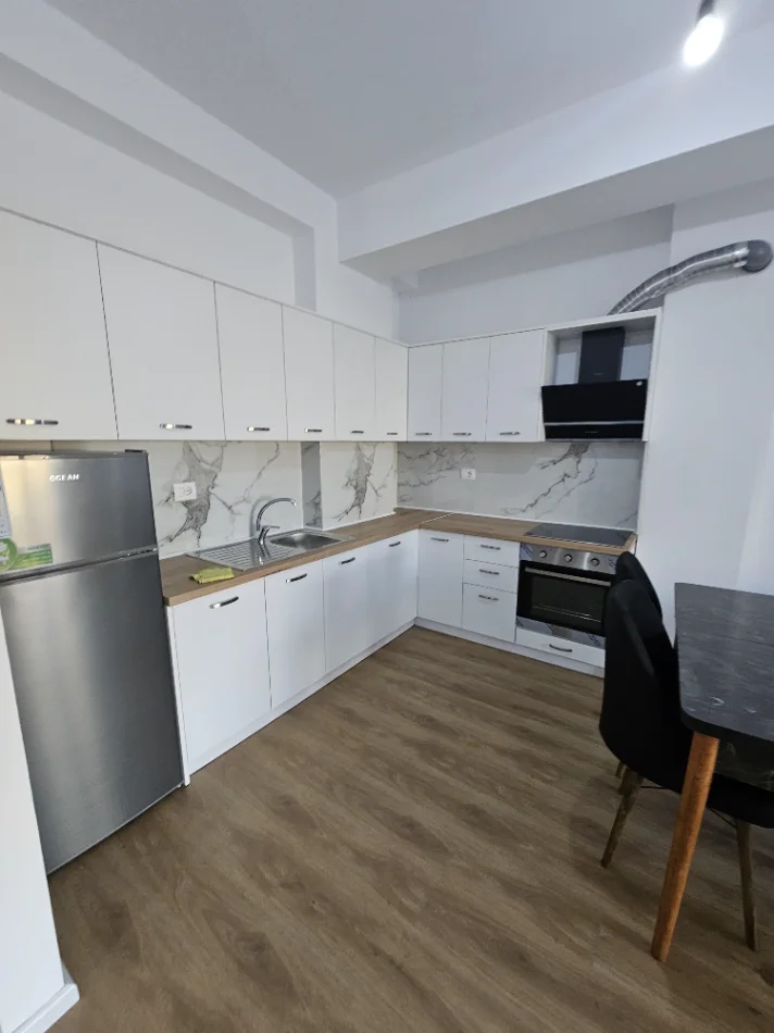 Tirane, jepet me qera apartament 1+1+Ballkon Kati 3, 65 m² 400 € 