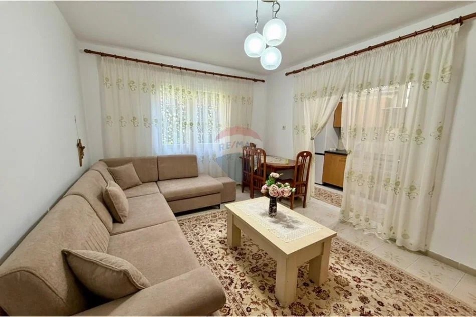 Tirane, jepet me qera apartament 2+1+Ballkon Kati 1, 85 m² 400 € 